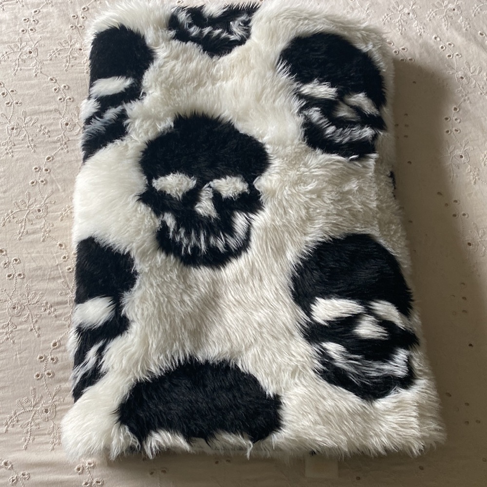 Black and White Skull Faux Fur Blanket